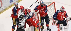 Šarvátka počas českého finále Pardubice vs. Třinec.