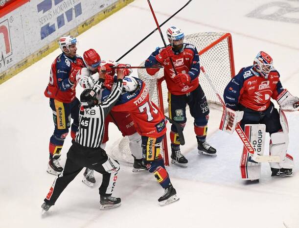 Šarvátka počas českého finále Pardubice vs. Třinec.