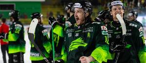 Radosť hokejistov tímu Vlci Žilina, uprostred Brenden Miller