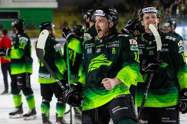 Radosť hokejistov tímu Vlci Žilina, uprostred Brenden Miller