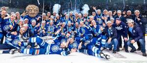 Hokejisti HK Nitra oslavujú titul v Tipsport lige 2025/2026.