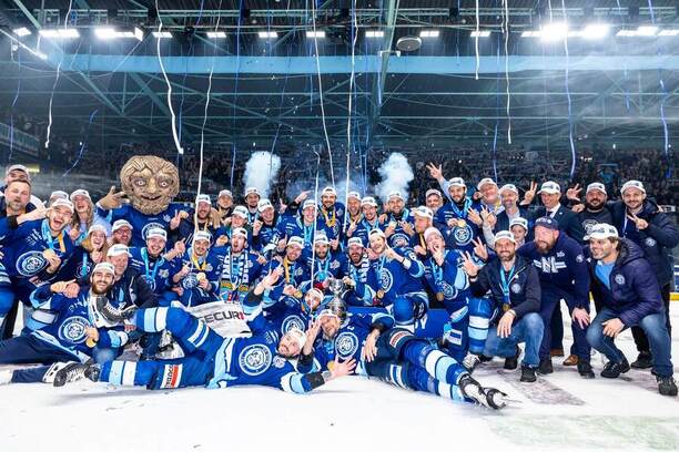Hokejisti HK Nitra oslavujú titul v&nbsp;Tipsport lige 2025/2026.