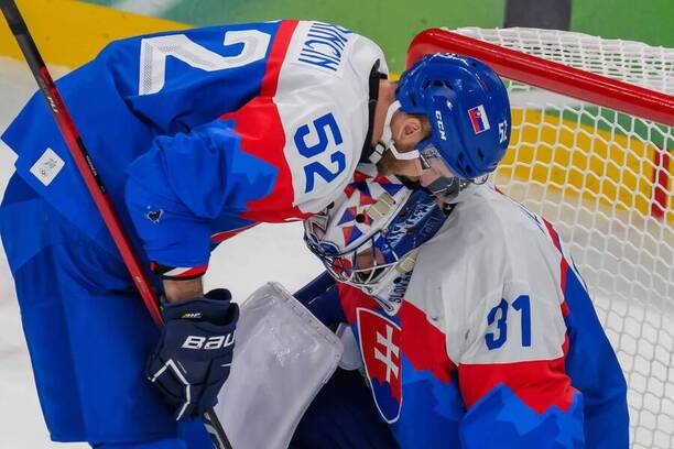 Marinčin s&nbsp;brankárom Hlavajom.