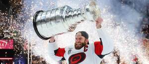Carolinu priviedol k Stanley Cupu kapitán a MVP play-off NHL 2025/2026 Jordan Staal.