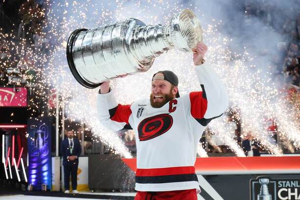 Carolinu priviedol k Stanley Cupu kapitán a MVP play-off NHL 2025/2026 Jordan Staal.