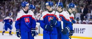 Slovenskí reprezentanti do 18 rokov vo finále MS v hokeji U18 proti Švédsku.