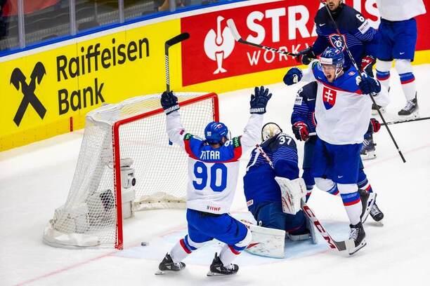 Slováci oslavujú gól do siete Francúzska na MS 2024.