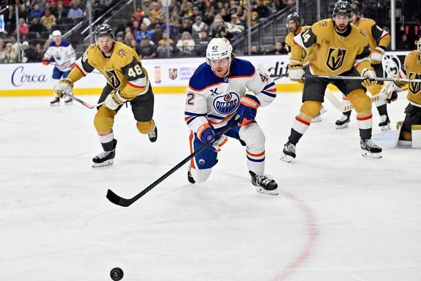 Kapanen (Edmonton) sa rúti za pukom v zápase proti Vegas.