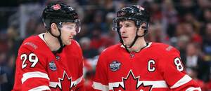 Najväčšie hviezdy Kanady na MS v hokeji 2025: zľava Nathan MacKinnon a Sidney Crosby.