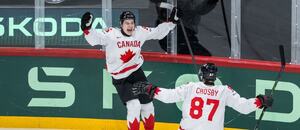 Macklin Celebrini a Sidney Crosby na MS v hokeji.