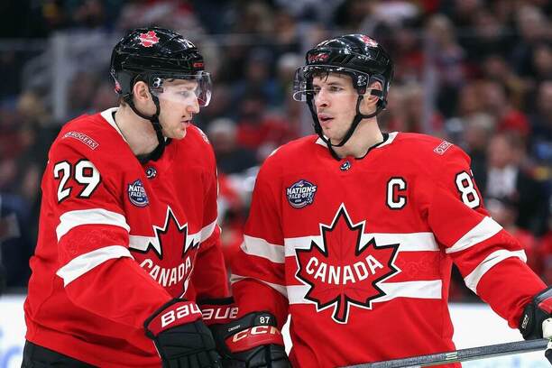 Najväčšie hviezdy Kanady na MS v hokeji 2025: zľava Nathan MacKinnon a Sidney Crosby.