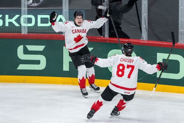 Macklin Celebrini a Sidney Crosby na MS v hokeji.