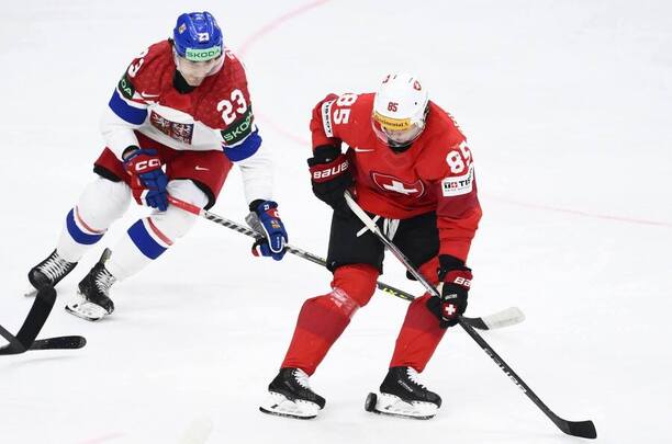 Zľava Lukáš Sedlák (CZE) a Sven Andrighetto (SUI)