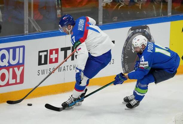 Súboj Andreja Kudrnu (vľavo) a Matica Podlipnika v zápase Slovensko vs. Slovinsko na MS v hokeji 2023