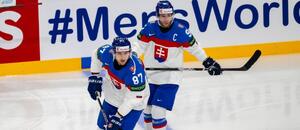 Pavol Regenda (vľavo) a Matúš Sukeľ v zápase proti Slovinsku na MS v hokeji 2025 Pavol Regenda (vľavo) a Matúš Sukeľ v zápase proti Slovinsku na MS v hokeji 2025
