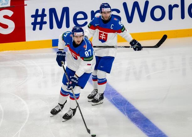 Pavol Regenda (vľavo) a Matúš Sukeľ v zápase proti Slovinsku na MS v hokeji 2025
