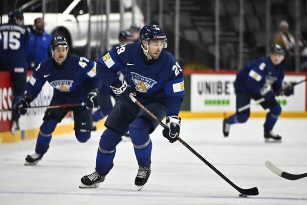 Fínsky hráč Ahti Oksanen počas zápasu skupiny A Majstrovstiev sveta v ľadovom hokeji 2025