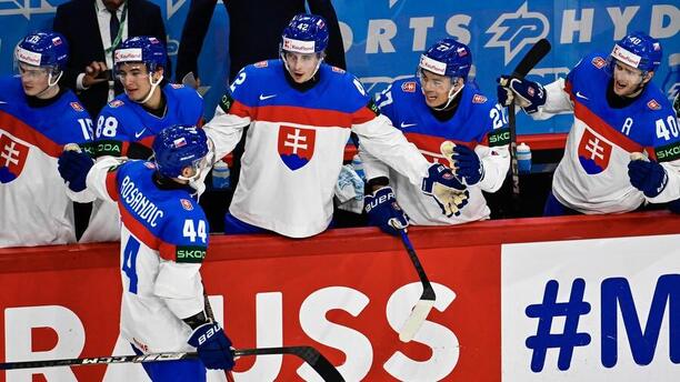 Mislav Rosandič oslavuje víťazný gól Slovenska proti Francúzsku.