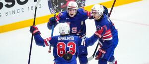 Američania Logan Cooley, Conor Garland a Clayton Keller oslavujú gól na MS v hokeji 2025. Američania Logan Cooley, Conor Garland a Clayton Keller oslavujú gól na MS v hokeji 2025.