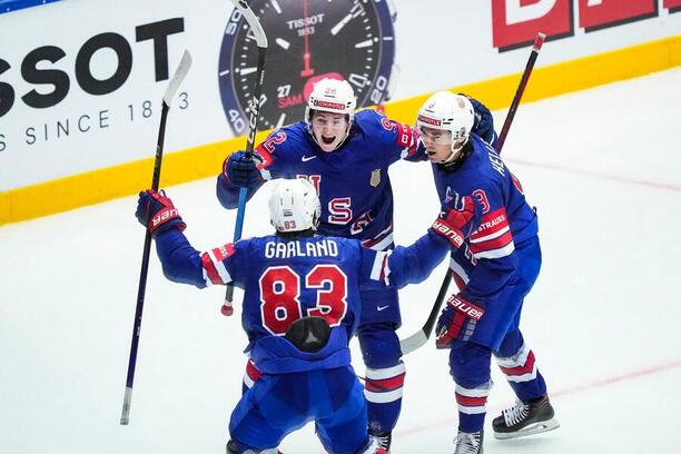 Američania Logan Cooley, Conor Garland a Clayton Keller oslavujú gól na MS v hokeji 2025.