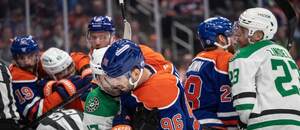 Šarvátka medzi hráčmi Dallasu a Edmontonu.