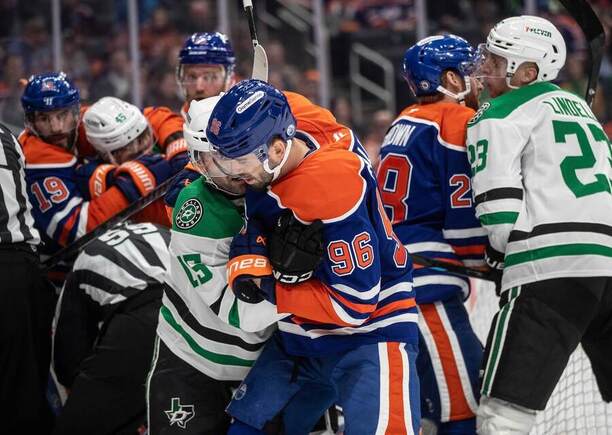 Šarvátka medzi hráčmi Dallasu a Edmontonu.