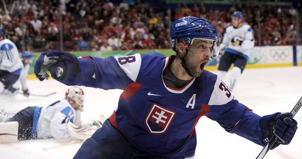 Pavol Demitra (Slovensko) oslavuje gól proti Fínsku na ZOH 2010.
