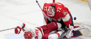 Bobrovsky dostal gól medzi nohy.