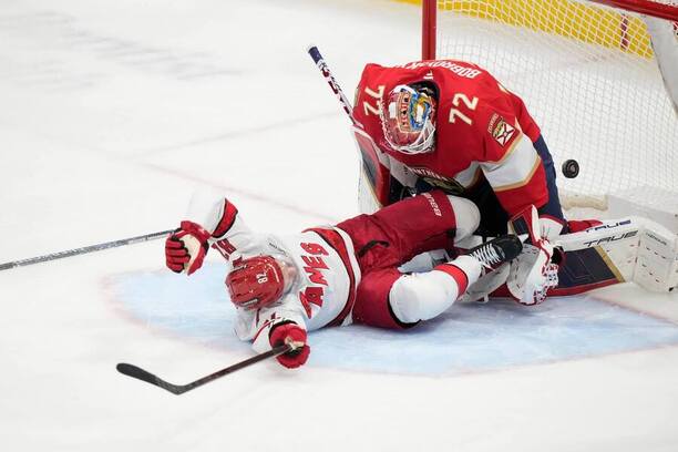 Bobrovsky dostal gól medzi nohy.