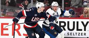 Zach Werenski (USA) a Mikko Rantanen (Fínsko) na Turnaji 4 krajín.