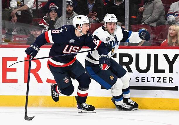 Zach Werenski (USA) a Mikko Rantanen (Fínsko) na Turnaji 4 krajín.