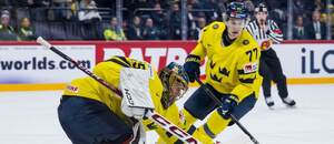 Brankár Markstrom a Simon Edvinsson riešia situáciu pred švédskou bránou.