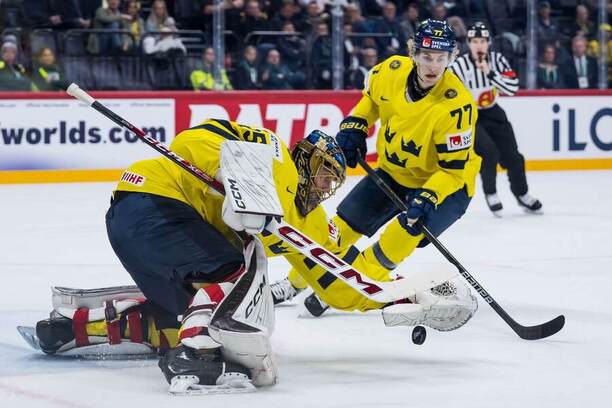 Brankár Markstrom a Simon Edvinsson riešia situáciu pred švédskou bránou.