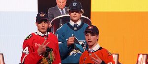 Najvyššie draftovaná trojica NHL v roku 2024: zľava dvojka draftu Artyom Levshunov (Chicago), jednotka Macklin Celebrini (San Jose) a trojka Becket Sennecke (Anaheim)