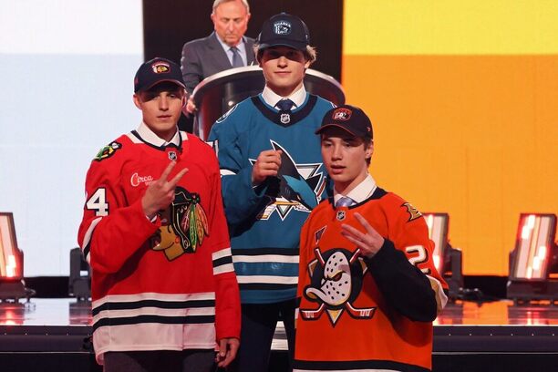 Najvyššie draftovaná trojica NHL v roku 2024: zľava dvojka draftu Artyom Levshunov (Chicago), jednotka Macklin Celebrini (San Jose) a trojka Becket Sennecke (Anaheim)