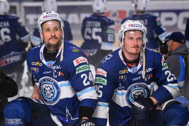 Branislav Mezei (vľavo) a Samuel Buček sú aj v sezóne 2025/2026 súčasťou HK Nitra.
