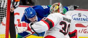 Jake Virtanen v súboji s brankárom Ottawy.