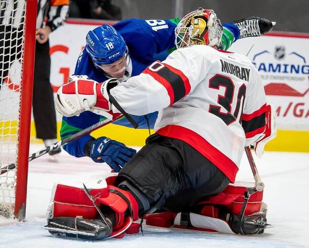Jake Virtanen v súboji s brankárom Ottawy.