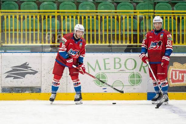 Jakub Sukeľ a Jakub Nespala počas rozcvičky.