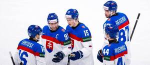 Zľava Róbert Lantoši, Matúš Sukeľ, Dalibor Dvorský, Mislav Rosandič a Pavol Regenda na MS v hokeji 2025.