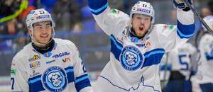 Zľava hokejisti HK Nitra: útočník Sebastián Čederle a obranca Martin Vitáloš.