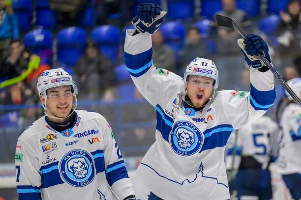 Zľava hokejisti HK Nitra: útočník Sebastián Čederle a obranca Martin Vitáloš.