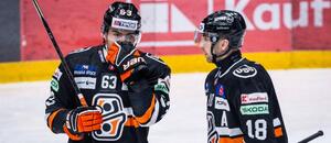 Zľava hokejisti HC Košice: útočník Patrik Lamper a obranca Radek Deyl.