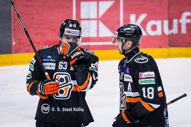 Zľava hokejisti HC Košice: útočník Patrik Lamper a obranca Radek Deyl.