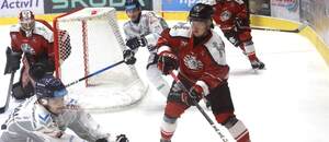 V červenom obranca HC MONACObet Banská Bystrica Boris Žabka.