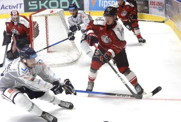 V červenom obranca HC MONACObet Banská Bystrica Boris Žabka.
