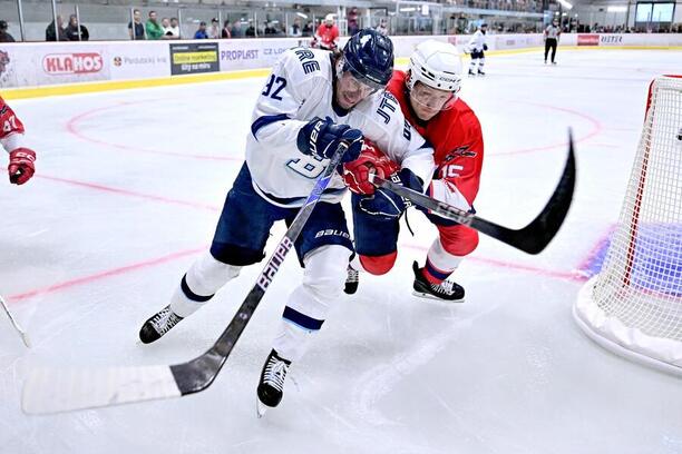 Útočník HC Slovan Bratislava Turner Elson (vľavo).