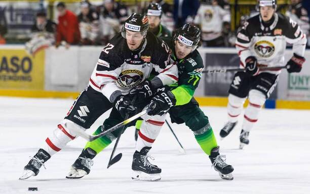Vľavo útočník HC MONACObet Banská Bystrica Dávid Šoltés.