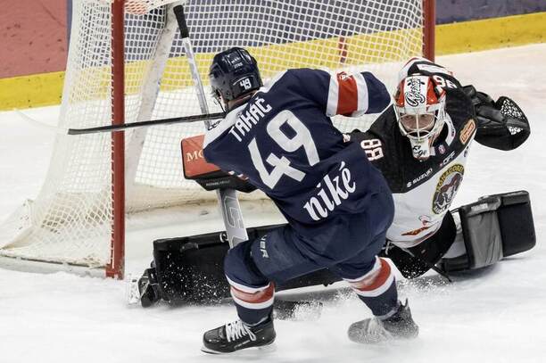 Útočník Samuel Takáč patrí medzi opory HC Slovan Bratislava.