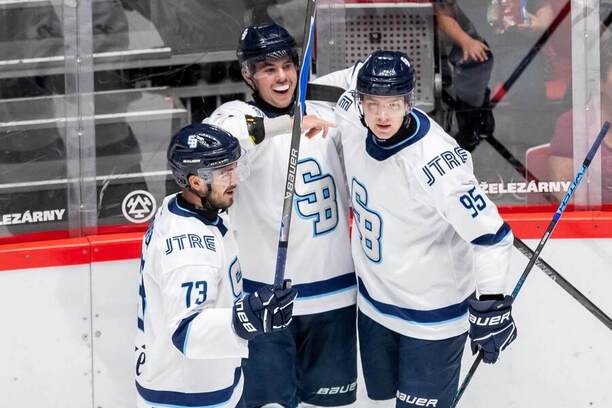 Hokejisti HC Slovan Bratislava, zľava Róbert Varga, Tomáš Královič a Jonáš Peterek.